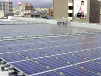 太陽光発電が備えられた福井駅の屋上