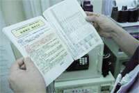 小冊子を見る社員の様子