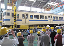 車体上げ下ろし見学の様子