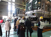 車体検修場見学の様子