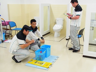 トイレ定期清掃作業の様子 トイレ定期清掃作業の様子