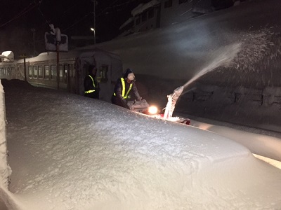 ホームの除雪作業1 ホームの除雪作業1