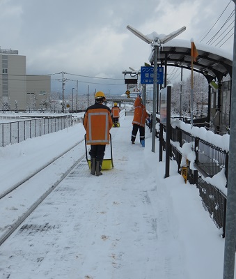 ホームの除雪作業2 ホームの除雪作業2
